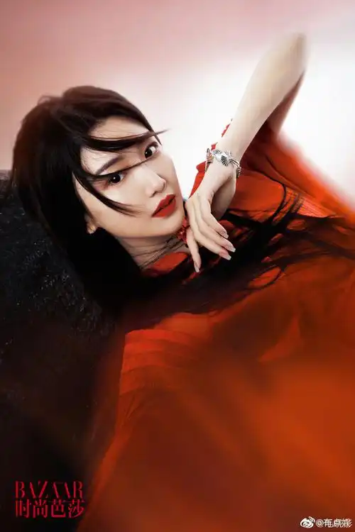 毛晓彤云襄传红裙造型##毛晓彤红裙长发造型