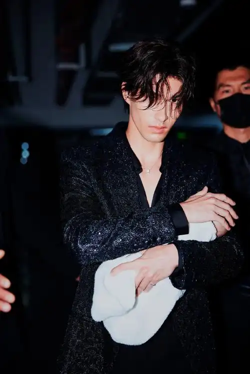 米卡gq出发图疯到曝光孩子##米卡奶爸霸总造型##智族gq moty年度任镲