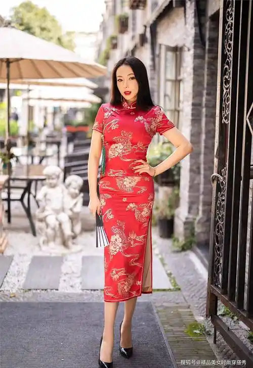 红色旗袍连衣裙是中华文化中的传统服饰,它具有浓郁的民族风情和独特