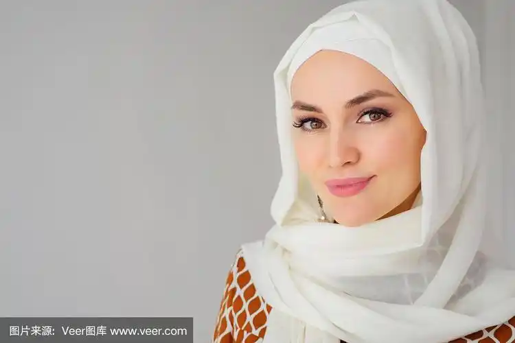 穆斯林阿拉伯妇女的肖像戴着头巾,看着照相机