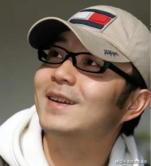 原创50岁汪涵近照穿扮状态似小老头街头吃串被赞接地气胡子却也拉碴