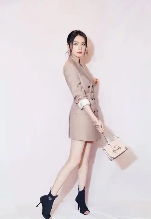 30岁女人的穿搭典范,看看万茜如何乘风破浪刷出时尚气质_高跟鞋_一身