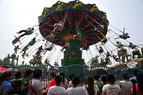 也是中华人民共和国的首都,人文景点非常丰富,非常适合带孩子前去旅游