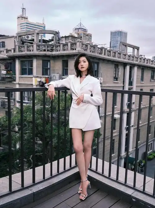 万茜的魅力真是难以超越,白色西装裙飒爽酷炫,气场全开不输超模