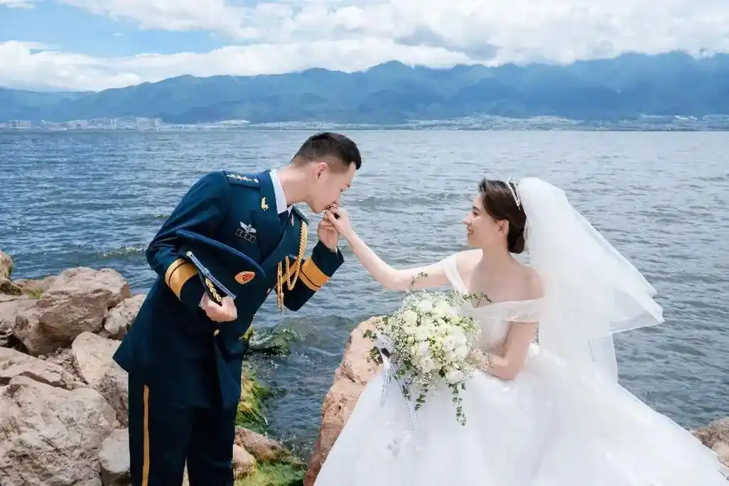 右手敬礼,左手牵你;不负祖国不负你!甜甜甜~这是一条含糖量 - 抖音