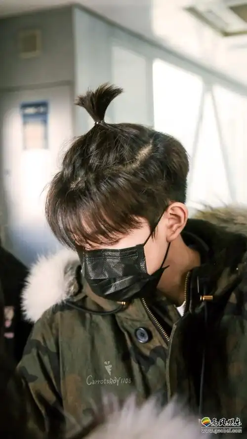 王源录制王牌对王牌迷彩羽绒服超保暖扎小揪揪太可爱