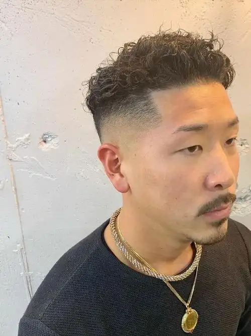 男士发型新风尚:两侧铲短头顶烫卷卷