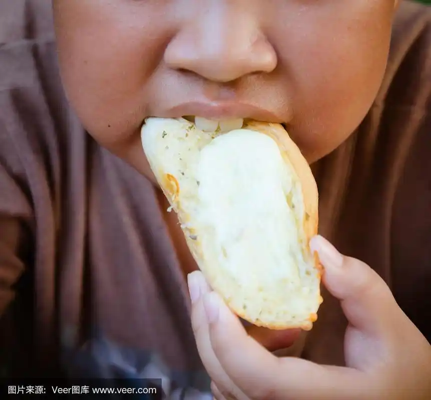 小男孩在吃奶酪面包