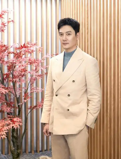 冯绍峰亮相活动瘦了不少 留胡渣显成熟稳重