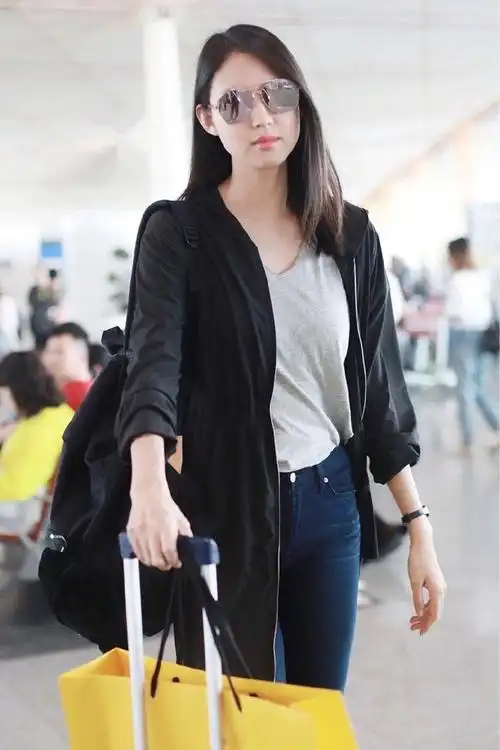 张梓琳穿黑色外套配牛仔裤现身 推行李秀大长腿笑容灿烂星范十足_网易