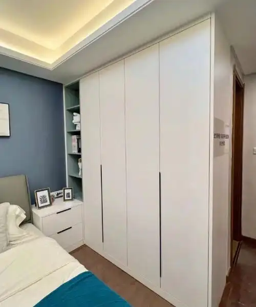 小卧室如何做平开门衣柜