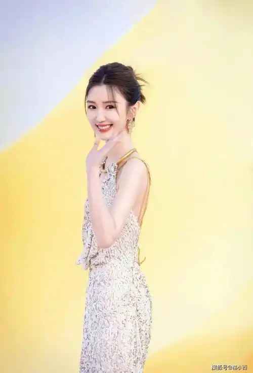 被毛晓彤的活动图惊艳了!穿肚兜裙领口直接开到腰,真不怕走光