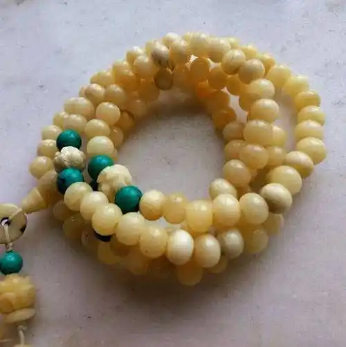 牛骨手串 没有脱脂,品相一般 不过跟越盘越润, 揉骨为玉的驼骨手串不