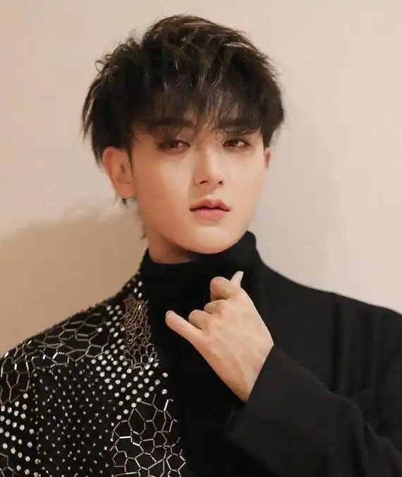 黄子韬回应与徐艺洋恋情喊话愿组cp就组反正火的是我的艺人