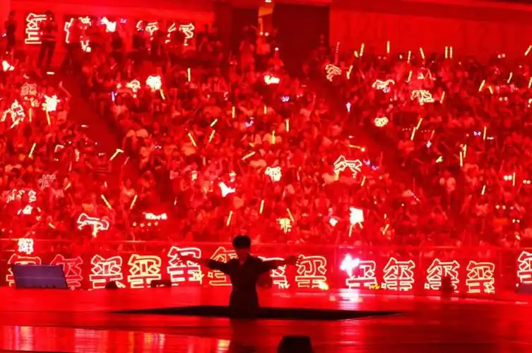 tfboys演唱会三色灯牌灯海场面壮观易烊千玺绅士牵手伴舞女孩