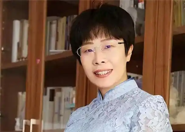 著名学者,北大才女,大学教授,这些标签一直伴随着蒙曼.