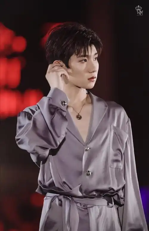 你见过最迷人的锁骨##王源大主宰