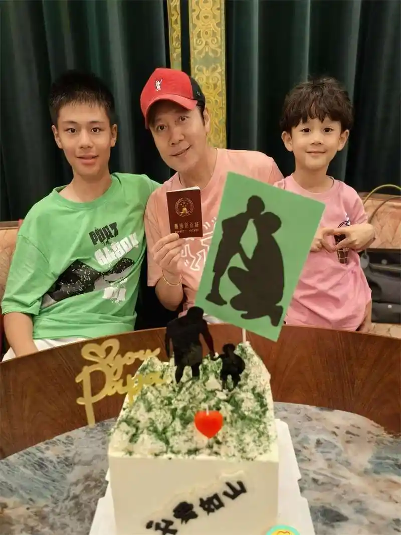 蔡国庆晒老婆视角庆父亲节,与俩儿子温馨同框,三父子全是颜值高