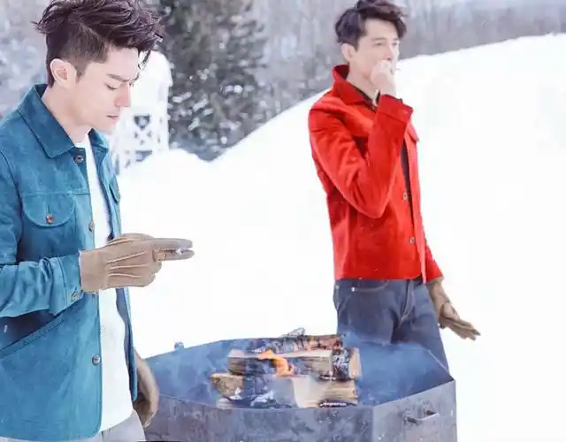 胡歌霍建华北海道拍写真 雪中上演"冬季恋歌"