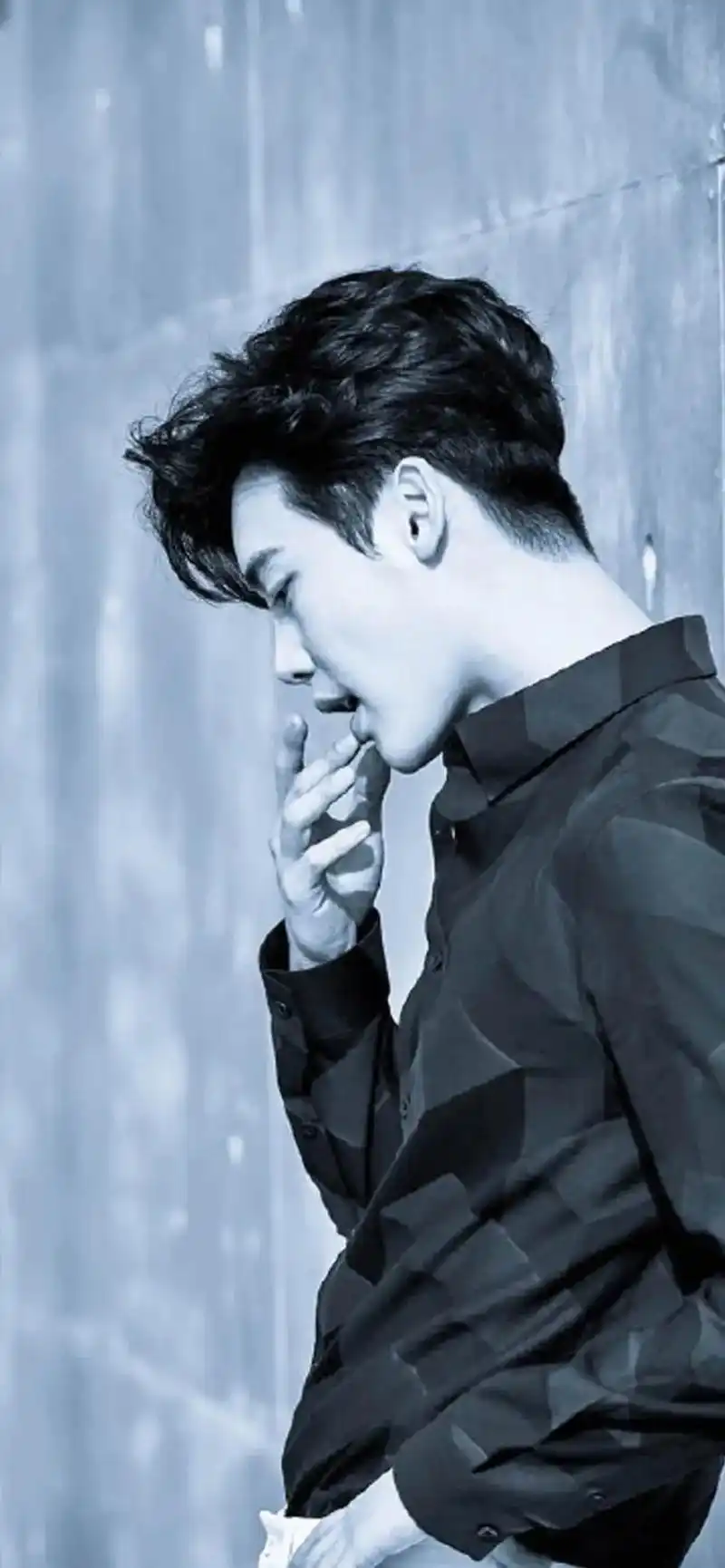 "行走的荷尔蒙"#李钟硕 #西装杀 #这谁顶得住啊 #壁纸  - 抖音