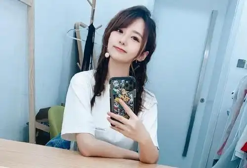 美女主播在干吗?美娜小七佳依晒美照,令人眼花缭乱