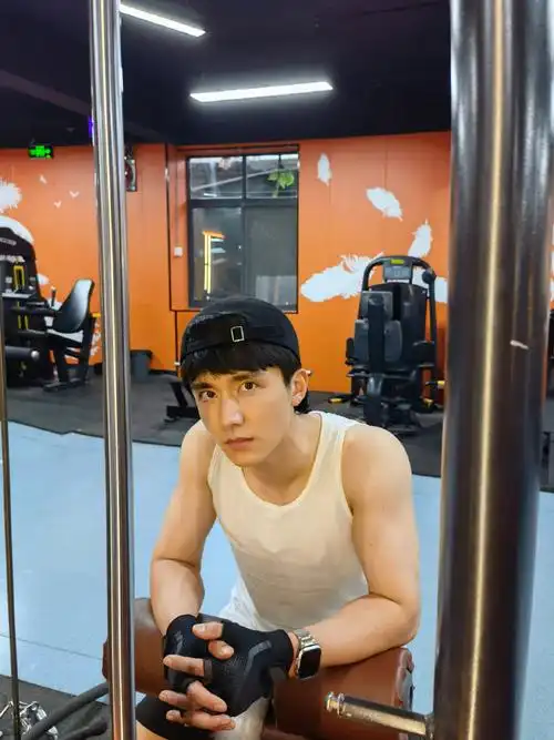 张新成这身材倍儿棒