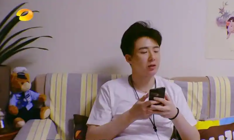 刘宇宁节目中卸妆,无滤镜下真实容貌曝光,痘痘明显,顿时苍老了