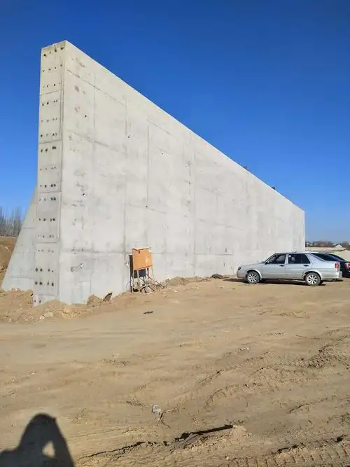 路基南侧坚固的混凝土挡土墙.