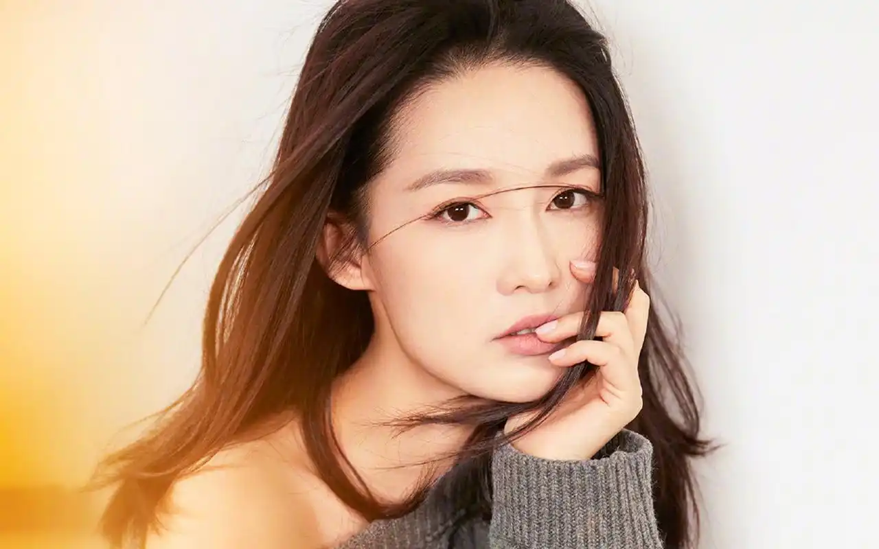 李沁优雅性感高清桌面壁纸