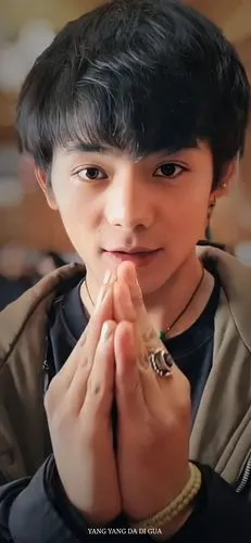 双手合十05对比图