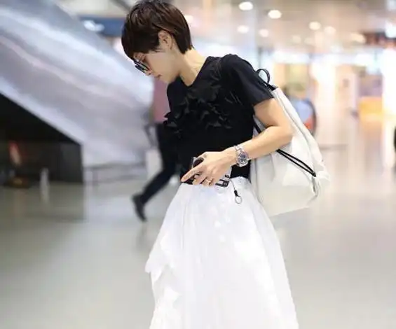 原创马伊琍换新的造型走机场超短发造型搭配拼接色连衣裙优雅大气