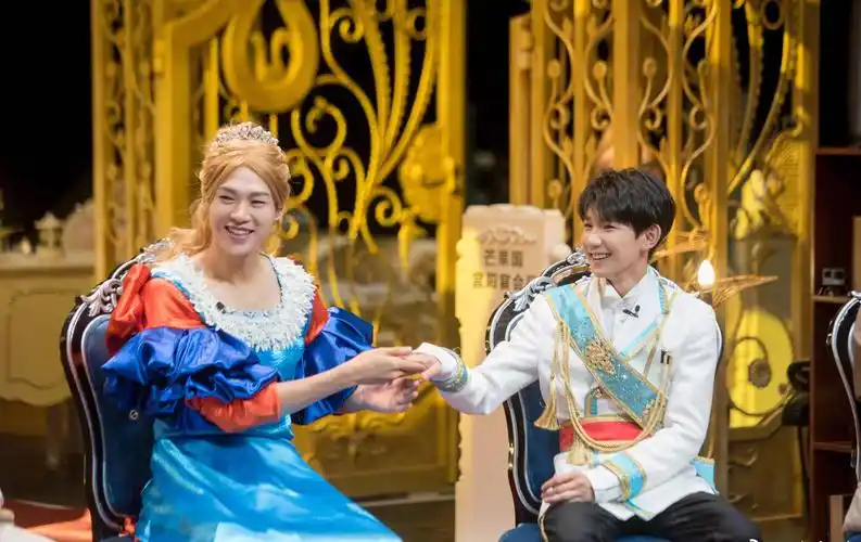 塑料兄弟情王源跨越护栏被卡半空魏大勋站一旁开怀大笑