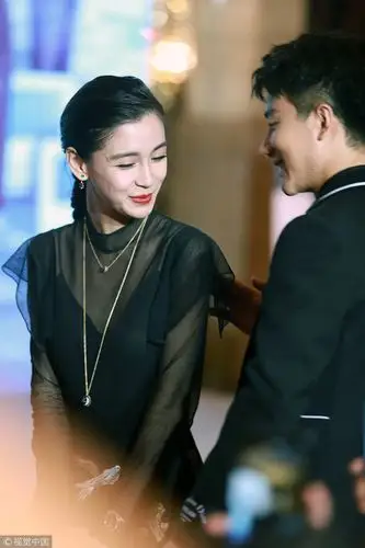 杨颖台下与黄轩亲密热聊笑眯眼.(图片来源:视觉中国)