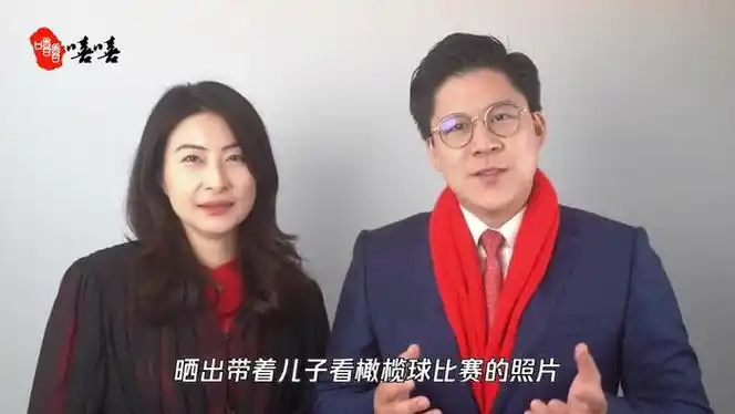 霍启刚带儿子看球赛10岁霍中曦对镜比耶模样更像爷爷霍震霆