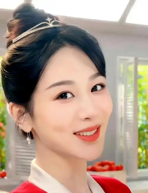 杨紫大波浪原相机怼脸拍 红裙高颅顶盘发 杂志封面图造型来了