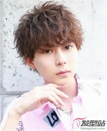 日系纹理烫,人气男生烫发设计,烫发后的头发很有纹理感,非常帅气时髦.