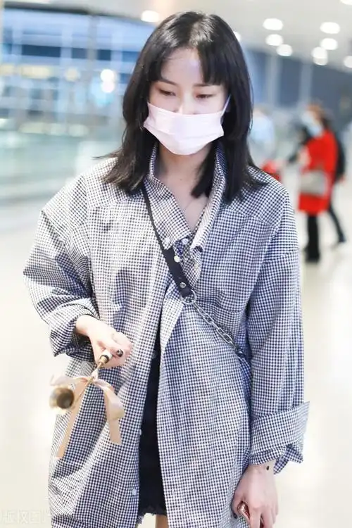 黄龄素颜刘海中分显憔悴一路手握黄色铃铛仿佛身份象征