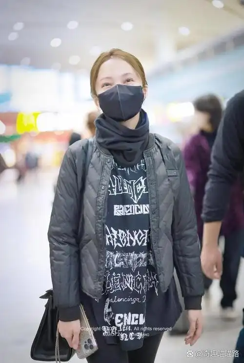 张韶涵素颜现身机场 歌手张韶涵在南昌机场素颜现身,引发众多网友的