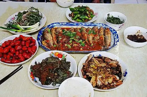 晒晒我家午餐6个菜,荤素搭配,3种时令蔬菜各个光盘,真接地气