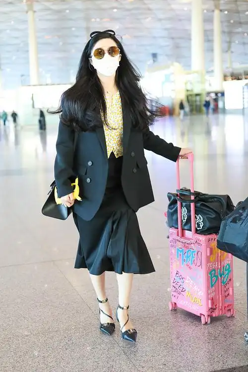 范冰冰穿短裙配高跟时尚优雅戴蝴蝶结发饰超少女