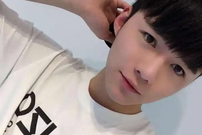 我们的少年时代郁风谁演的一出场就自带光环无比帅气我们的少年时代