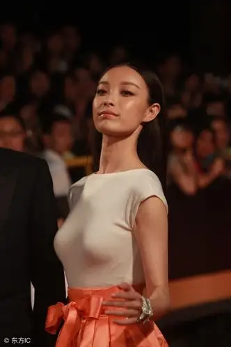 倪妮出席某活动,网友:说实话你是不是把包子藏里面了!