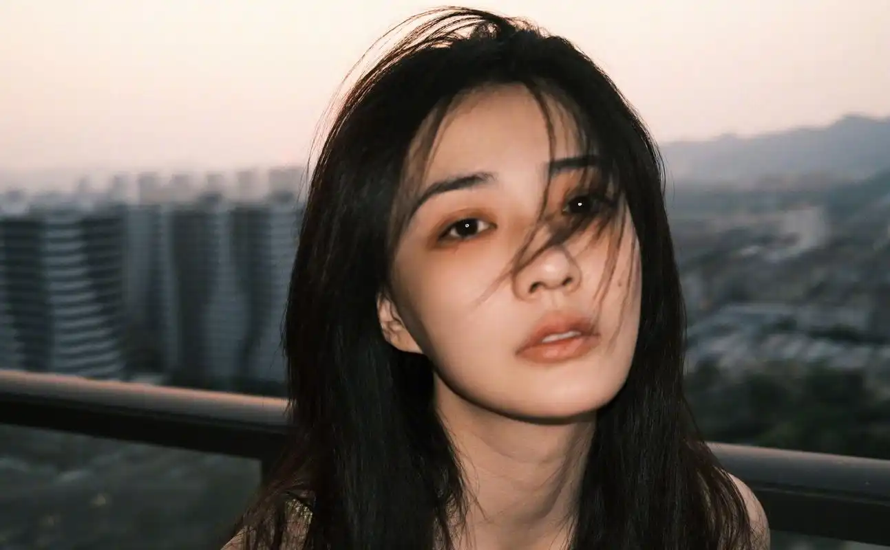 徐璐飘逸长发唯美风连衣裙写真