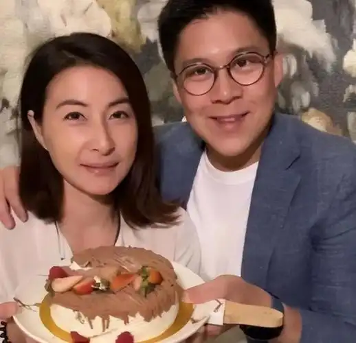 郭晶晶接老公下班化着淡妆气质好