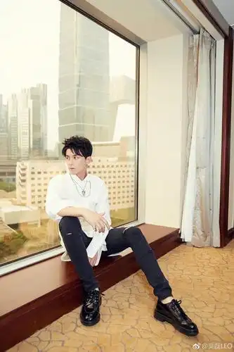 吴磊的小腿!真的好长