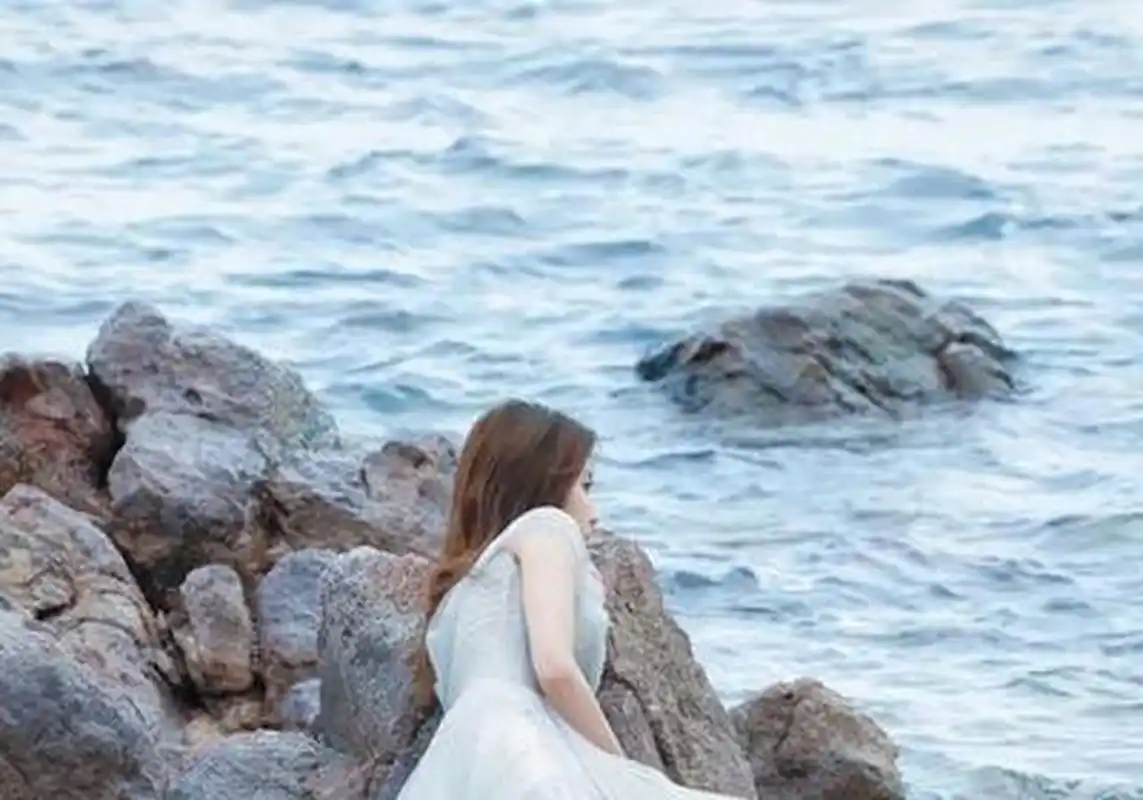 金子涵这次海边主题的穿搭采用了一字肩风格的v领连衣裙.