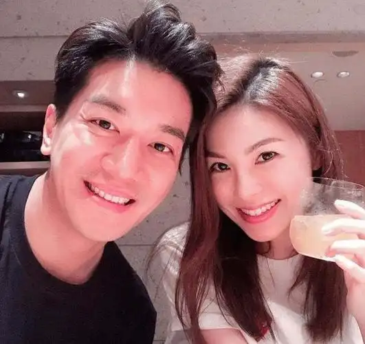 婚后,两人一直恩恩爱爱,2017年生有一子,2021年老婆又怀二胎.