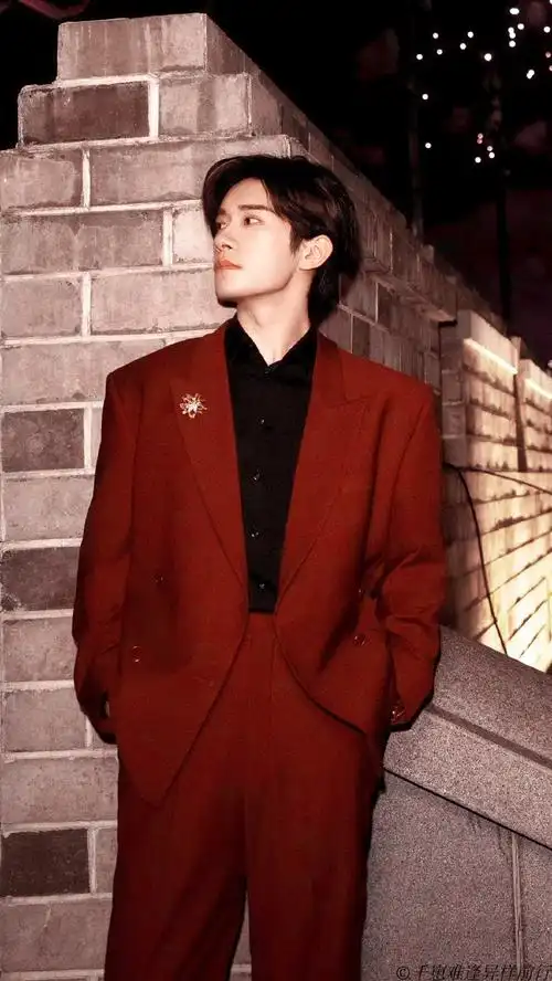 易烊千玺玩扭扭棒##易烊千玺复古红西装