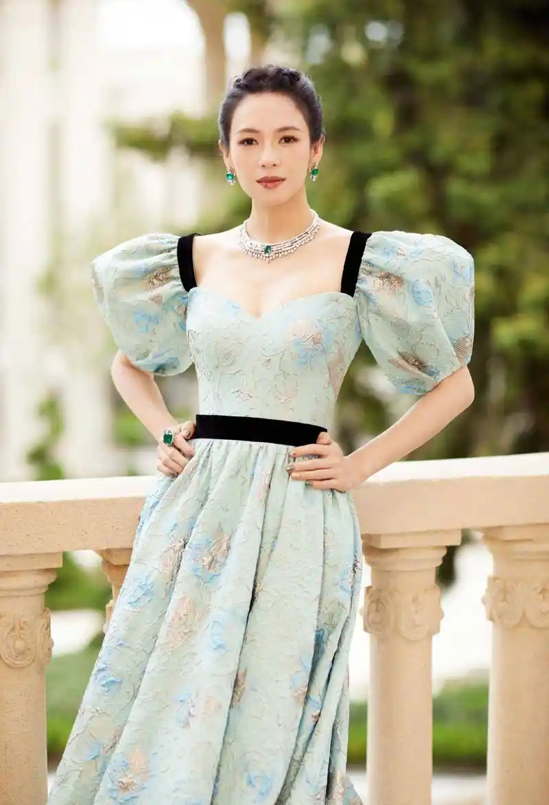 章子怡晒出最新写真,身穿多彩抹胸长裙,秀鹌鹑蛋大的绿宝石戒指_粉红