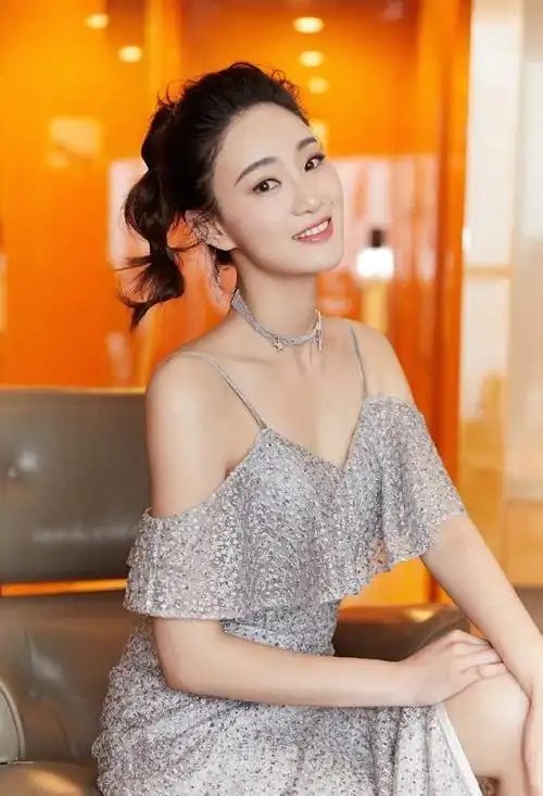 侯梦莎出席活动,身穿吊带开叉裙美如仙女,网友:好漂亮莎姐